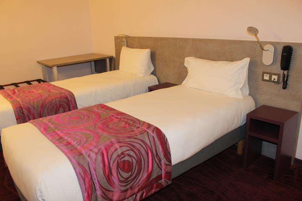 Brit Hotel Les Evens Saint-Saturnin (Sarthe) Quarto foto
